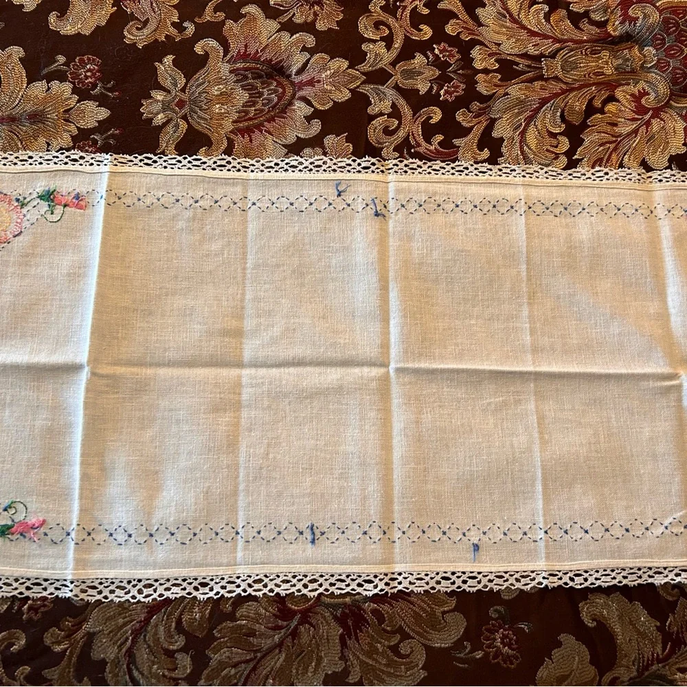 Vintage White Linen & Pink‎ Needlepoint Rose w/Lace Table Runner